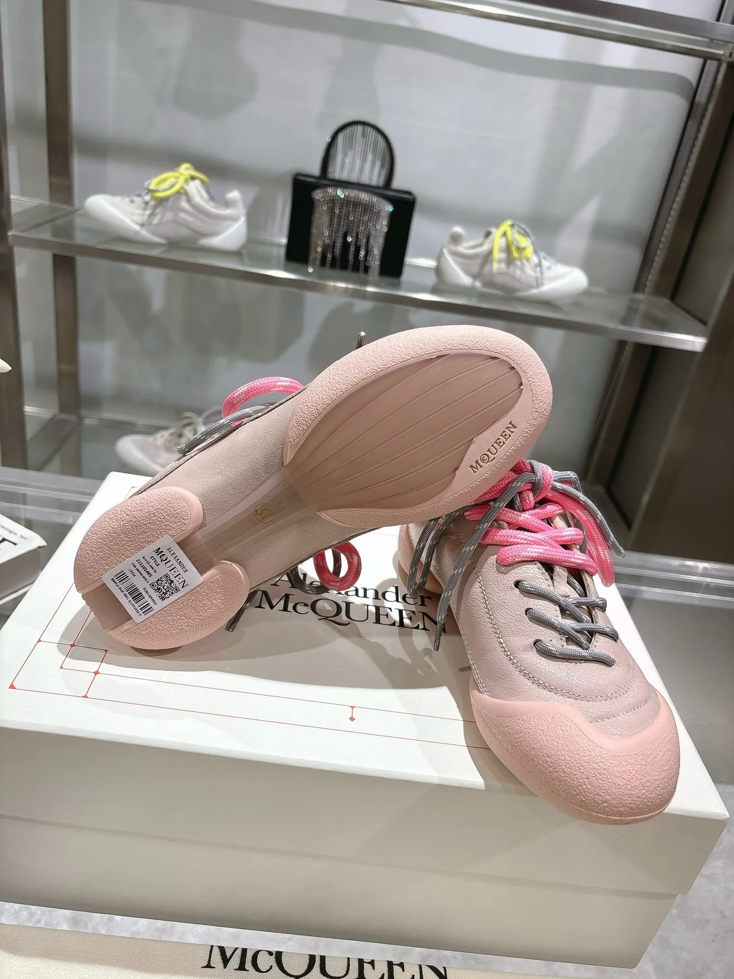 p580💰Couple model 𝐀𝐥𝐞𝐱𝐚𝐧𝐝𝐞𝐫 𝐌𝐜𝐐𝐮𝐞𝐞𝐧#/Alexander McQueen’s latest Flexion series, retro, casual, sneakers, original purchase, development, production, this Flexion Off Low-top sneakers in white grained leather with varying sized laces and an anatomically inspired lightweight segmented sole. The reverse skull pattern is embossed on the heel. Fabric: Original customized imported first-layer cowhide. Lining: Customized imported breathable mesh lining. Sole: Original open-molded non-slip TPU material. Bottom thickness: 2CM. Size: #Female size 35-40 (40 customized, non-refundable) #Men’s code 39-45 (45 customized, non-refundable)